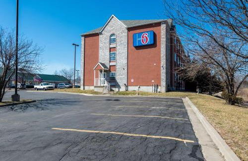 Olathe Hotel | Motel 6-Olathe, KS