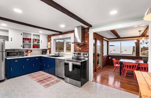 Newbury Haus | Firepit | Ping Pong | Gym | Mothertree Farm House