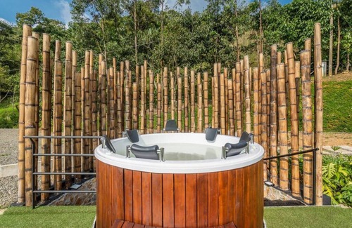 Venecia Skihütte | Mountain Cabin in Venecia with Private Jacuzzi