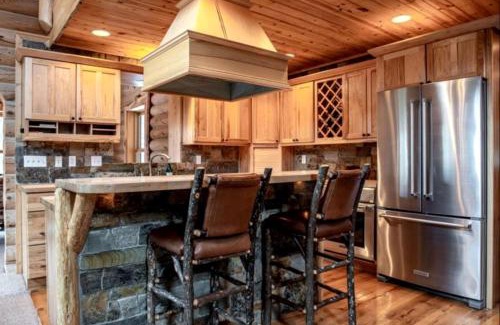 Lakeside Haus | Mountain Cabin with Movie Screen and Pool Table in Montana