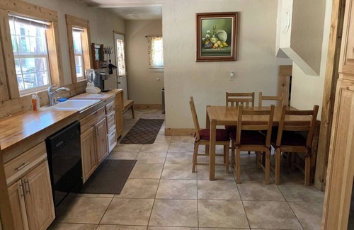 Calpine Kabine | Mountain Cabin with WiFi. Enjoy this quiet small-town retreat