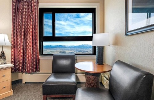 Tahoe Village Hotel | Mountain Getaway: 3 Family-friendly Villa + Pools, Hot Tubs & Scenic Views