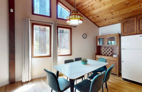 Tahoe Paradise Haus | Geräumiges Haus mit Behinderung Zugang & Deck - Berg leben in der Nähe des Sees!