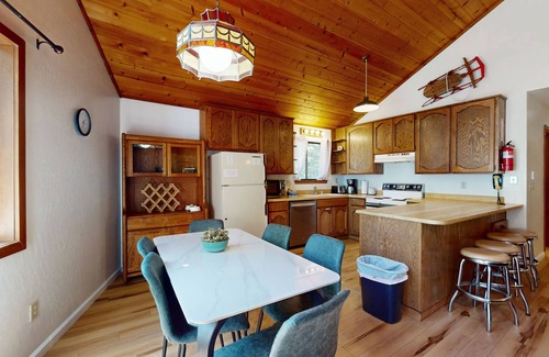 Tahoe Paradise Haus | Geräumiges Haus mit Behinderung Zugang & Deck - Berg leben in der Nähe des Sees!