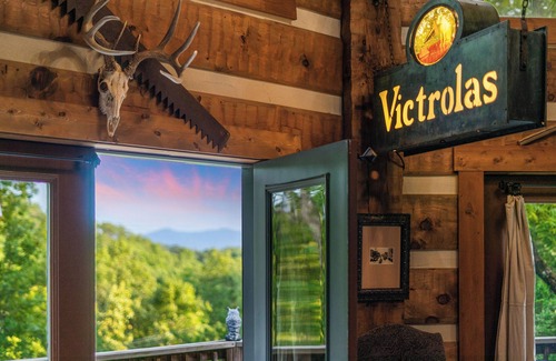 Dandridge Kabine | Mountain Log Cabin-Private Dock-Fire-Pit-Amazing View-Hot Tub-Game Room-Sauna!