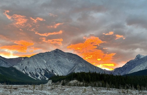 Toad River Haus | Mountain Retreat Cabin in Toad River BC