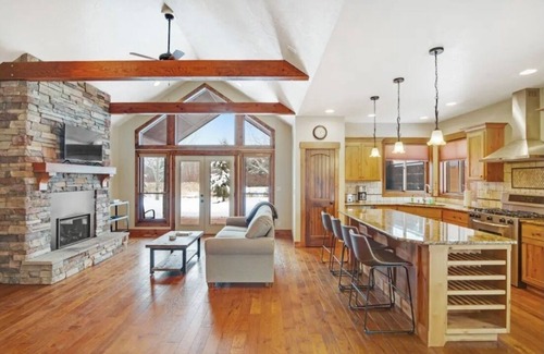 McCall Haus | Mountain Retreat-Golf Course-Payette Lake-Brundage-skiing-snowmobiling-Mt biking