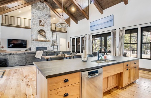 McCall Kabine | Mountain riverfront cabin, family-friendly w/hiking, fishing, fireplace, & WiFi