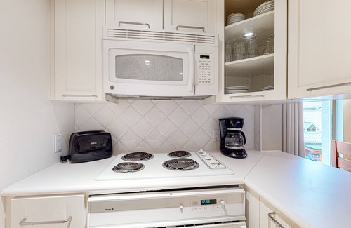 Whistler Village Wohnung | Mountain studio with fireplace, kitchen, & gym - near golf & ski lifts