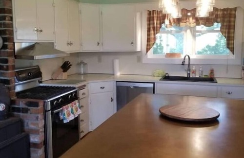 Bucksport Haus | Mountain Sunrise Views at The Narramissic Manor House