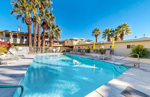 Old Las Palmas Eigentumswohnung | Mountain-view condo with pool, hot tub, balcony, & central AC