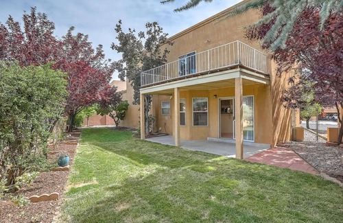 Northeast Heights Haus | Mountain view cozy home