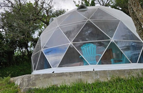 Roble Wohnmobilvermietung | Mountain view dome, pet friendly, trails and near Poas Volcano.