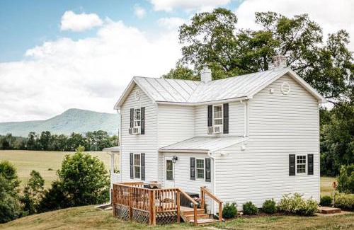 Luray Haus | Mountain View Farmhouse in Luray, Family Friendly