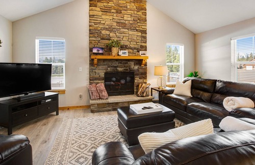 Ronald Eigentumswohnung | Mountain-view home with foosball table, deck, paid-access pool &hot tub