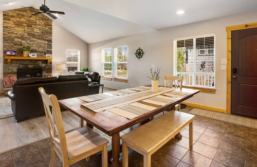 Ronald Eigentumswohnung | Mountain-view home with foosball table, deck, paid-access pool &hot tub