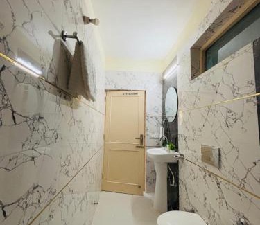 Kuthar Wohnung | Mountain View l 1BHK,2BHK,3BHK,4BHK,10BHK l Sitting Area Availbale by Night Sky