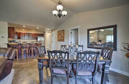 Moab South Valley Hütte | Mountain-view Moab Home w/ Pool & Hot Tub Access!