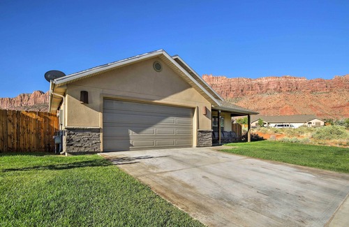 Moab South Valley Hütte | Mountain-view Moab Home w/ Pool & Hot Tub Access!