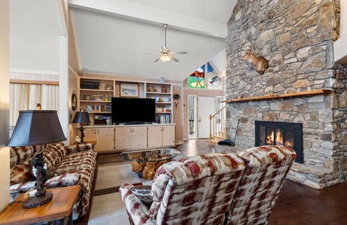 Seven Devils Haus | Mountain View, Pool Table, Deck, Game Room, Wet Bar