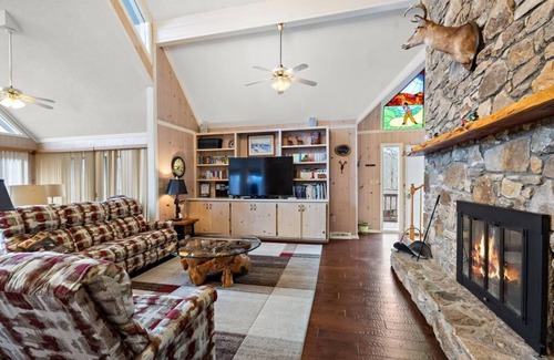 Seven Devils Haus | Mountain View, Pool Table, Deck, Game Room, Wet Bar