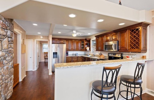 Seven Devils Haus | Mountain View, Pool Table, Deck, Game Room, Wet Bar