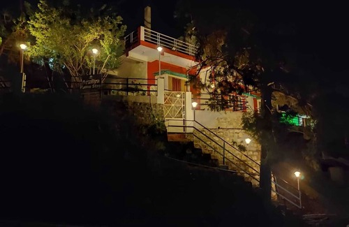 Bhimtal Hütte | Mountain View stay with activities like Bird watching, paragliding, hikes etc.