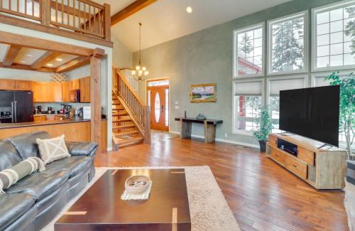 Eureka Haus | Mountain Views and Deck Spacious Eureka Getaway!