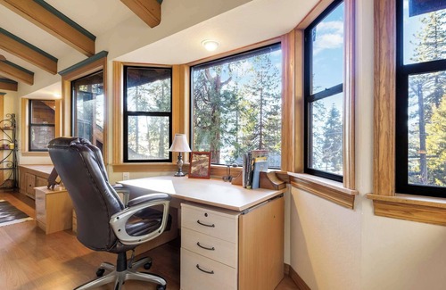 Brockway Haus | Mountainside Overlook | Lake Views, Tree House & Hot Tub