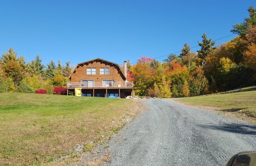Sutton Kabine | Mountainside Spacious and Private Log Home.
