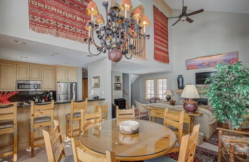 Salt Lake Mountain Resorts Haus | Dorf in Sugarplum 18: 3 BR / 3 BA Wohnung in Alta, Schlafmöglichkeiten für 8