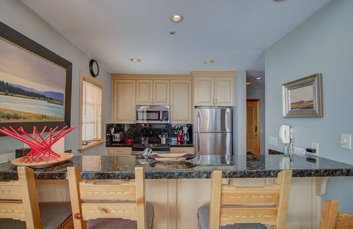 Salt Lake Mountain Resorts Haus | Dorf in Sugarplum 18: 3 BR / 3 BA Wohnung in Alta, Schlafmöglichkeiten für 8