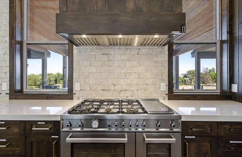 St. Charles Kabine | Mtn Shadow Lodge South with Indoor Sports Court (Sleeps 36) by Bear Lake Luxury