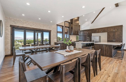 St. Charles Kabine | Mtn Shadow Lodge South with Indoor Sports Court (Sleeps 36) by Bear Lake Luxury