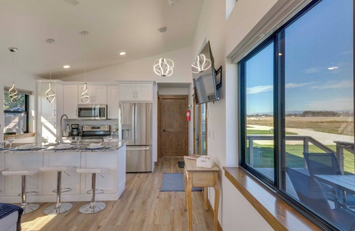 Kalispell Kabine | Mtn-View Tiny Home Near Flathead Lake & Skiing!