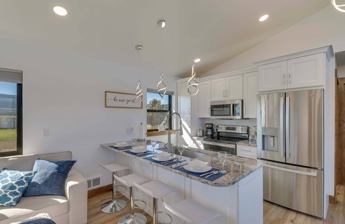 Kalispell Kabine | Mtn-View Tiny Home Near Flathead Lake & Skiing!