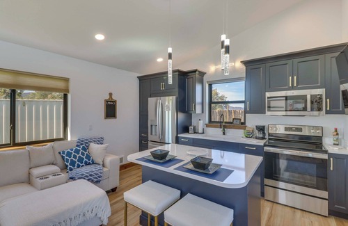 Kalispell Kabine | Mtn-View Tiny Home w/ Grill Near Skiing!