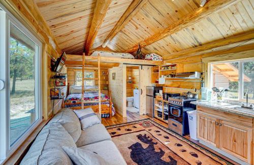 Trout Creek Wohnung | Mtn Views and Fireplace Cozy Trout Creek Tiny Home