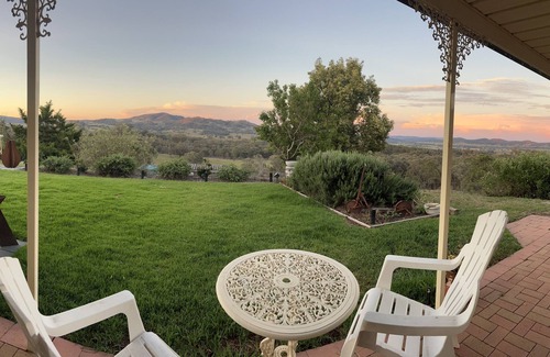 Collingwood Haus | MUDGEE - expansive views, complete privacy, dog friendly holiday cottage