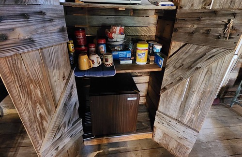 Berry Kabine | Mullins Log Cabin 1850s rustic cabin near Ark Encounter Sits on 5 ac by crk