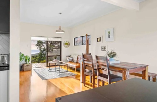 Muriwai Haus | Muriwai Beach House- Cliff Top Oasis