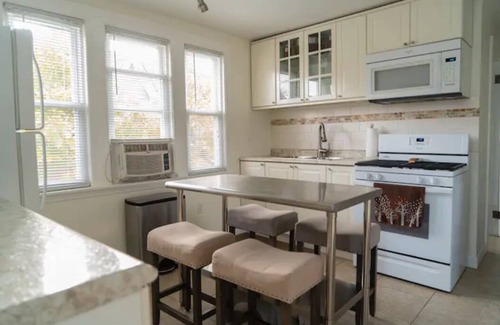 Berwyn Haus | Music Hot Spot N Berwyn/Oak Park 2nd flr Wifi, Smart TVs, BBQ Patio & Greenhouse