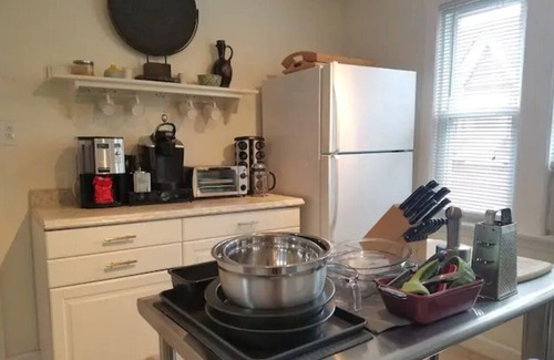 Berwyn Haus | Music Hot Spot N Berwyn/Oak Park 2nd flr Wifi, Smart TVs, BBQ Patio & Greenhouse