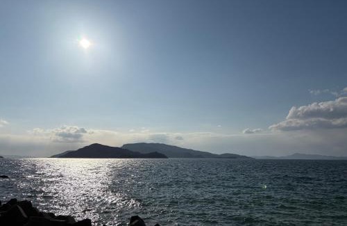 Tonosho Villa | My Place 小豆島 1日1組限定 海近の贅沢ステイ 2025年フルリノベ 洗練モダンデザイン 最大8名 一棟貸切