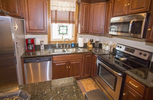 Chincoteague Haus | Myrtle on Mumford-Adorable Downtown Cottage w/Screened Porch