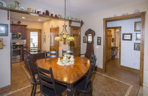 Chincoteague Haus | Myrtle on Mumford-Adorable Downtown Cottage w/Screened Porch