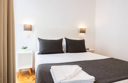 Centro / Baixa Kabine | MyStay - Porto Batalha double room with balcony in the historical center
