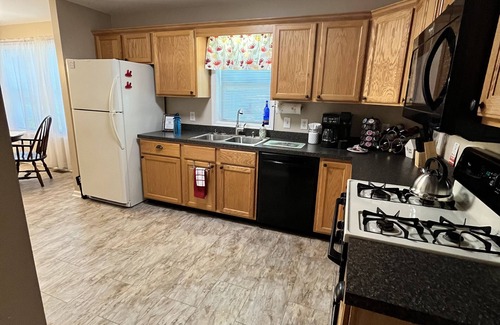 Ashtabula Haus | N E W Cozy 2 Bedroom Hermitage in Historic Ashtabula Harbor
