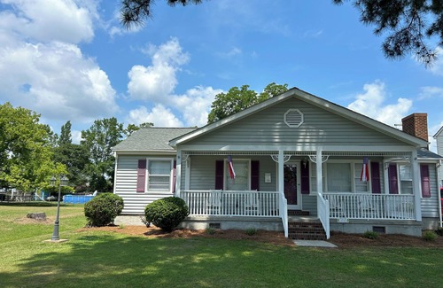 Belhaven Hütte | Nana’s Charming 4-bedroom cottage in serene Belhaven close to all amenities.