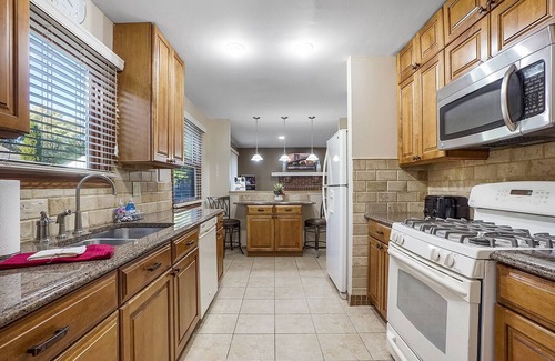Fox Valley Haus | Naperville FHS Rental - Woodview Lane